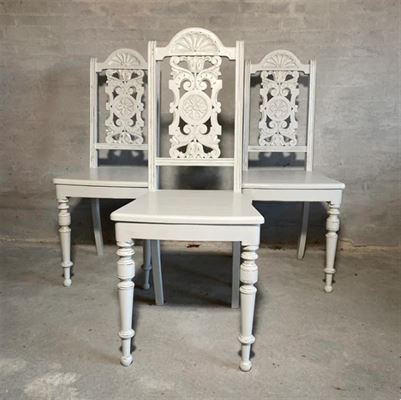 Antikke stole gemmer på historier